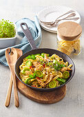 Noodle pan with chicken and leeks