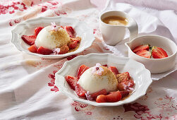 Tonkabohnen-Panna Cotta mit gebackenen Erdbeeren