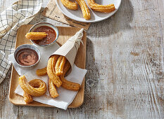 Churros mit Schokoladensauce und gesalzenem Karamell