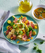 Warmer Couscous-Salat mit Speck und Rosenkohl