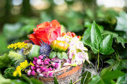 Bunte Sommerblumen in Shabby Tontopf