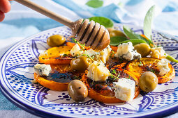 Salat mit gegrillten Orangenscheiben, Käse und Oliven