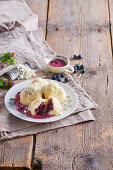 Süße, mit Heidelbeeren gefüllte Teigtaschen mit Quark