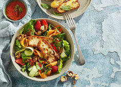 Vegetable salad with grilled halloumi