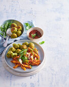 Zucchini-Bällchen mit Tomaten-Pesto-Nudeln