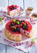 Biskuittorte mit Waldbeeren