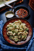 Kartoffel-Lauch-Gnocchi mit Speck und Käsesauce