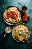 Orientalisches Tomatenragout mit Hummus und Fladenbrot