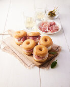 Gefüllte Donuts mit Mascarpone-Creme und Prosciutto Crudo
