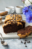 Mokka-Kuchen mit Latteglasur und Schokoladenstückchen