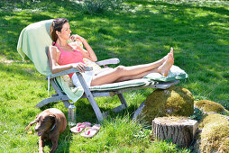 Brünette Frau beim Relaxen im Garten