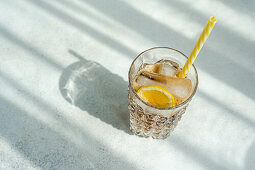 Cocktail with cola, gin and lemon