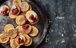 Pikelet mit Himbeeren und Creme Fraiche