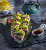 Maki Sushi mit Thunfisch, Avocado und rosa Reis