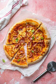 Selbstgemachte Sauerteigpizza mit Schinken