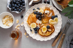 Pancakes mit Blaubeeren, Bananen und Kokoschips