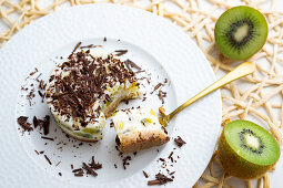 Yogurt and kiwi tartlet with a cookie base