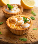 Small lemon tartlets with meringue
