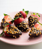 Erdbeeren mit Schokoglasur und Mandelstückchen