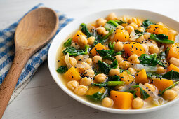 Chickpea stew with pumpkin and spinach