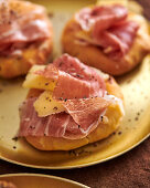 Mini pizza with ham and cheese