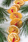 Getrocknete Orangenscheiben als Weihnachtsdekoration