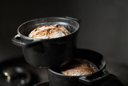 Kleine Landbrote in Töpfen gebacken