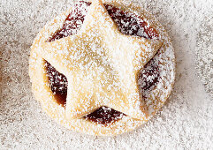 Vanilla mince pies with berry and cherry filling
