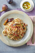 Spaghetti mit Feigen, Speck und Walnüssen