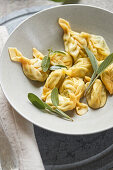 Tortelli mit Spinat-Ricotta-Füllung in Salbeibutter