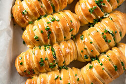Party bread with mozzarella and herbs