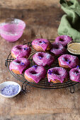 Donuts mit lila Veilchen-Zuckerglasur