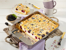 Quick crumble cheesecake with blackberries