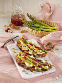 Bread topped with asparagus, reblochon cheese and honey