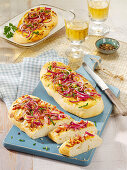 Flammkuchen-Ciabatta mit Speck und roten Zwiebeln