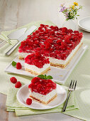 Raspberry tart with mascarpone cream