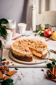 Apple cheesecake with cinnamon crumble