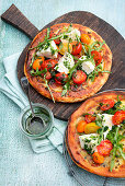 'sole mio' potato pan pizza with tomatoes, arugula and mozzarella