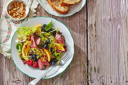 Roastbeefsalat mit Blaubeeren, Himbeeren und Orangen