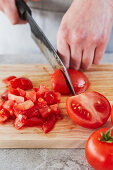 Tomate klein würfeln