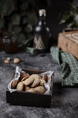 Earl-Grey-Plätzchen auf dunklem Tisch