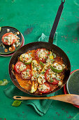 Geschmorte Tomaten und Zucchini mit Feta und Pinienkerne