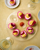Pink eggs à la mimosa with beetroot pickles