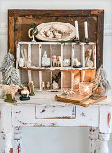 Setzkasten und Tisch mit Schaffiguren und Weihnachtsschmuck auf Tisch in Shabby-Style