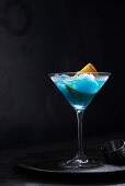 Curacao-Icecube-Cocktail mit Orangen