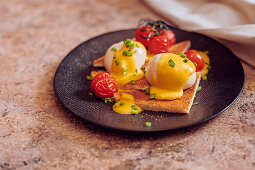 Egg Benedict mit Tomaten