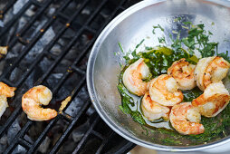 Grilling marinated prawns without shells