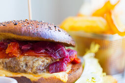 Fassona-Burger mit Senf und roten Zwiebeln