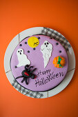 Lila Halloween-Kuchen mit gruseliger Dekoration