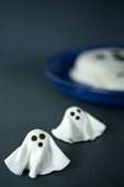Gruselige, weiße Halloween-Geister aus Butter und Zucker